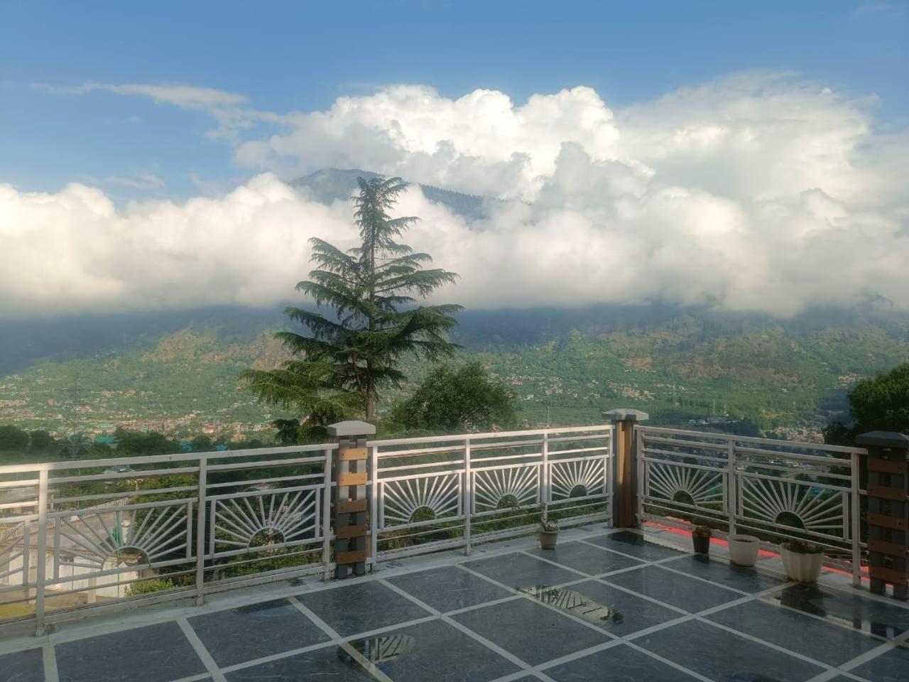 Anand Vardhan Hotel Manali (Himachal Pradesh)